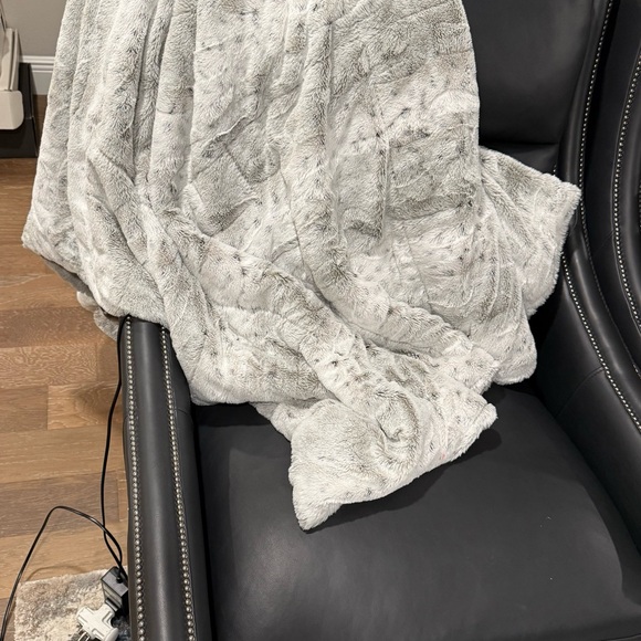 Christian Siriano Soft Gray Faux Fur Throw in Gift Box New - Picture 4 of 8
